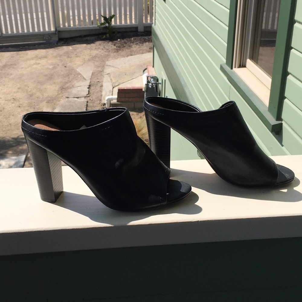 Miossimo Black Leather Heeled Clogs